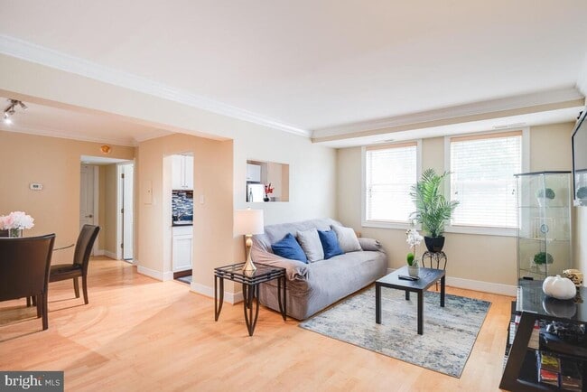 Photo - Amazing 2 bedroom/ 1 Bathroom unit with plenty natural light