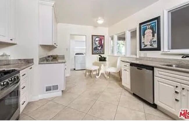 Photo - 1423 Roscomare Rd