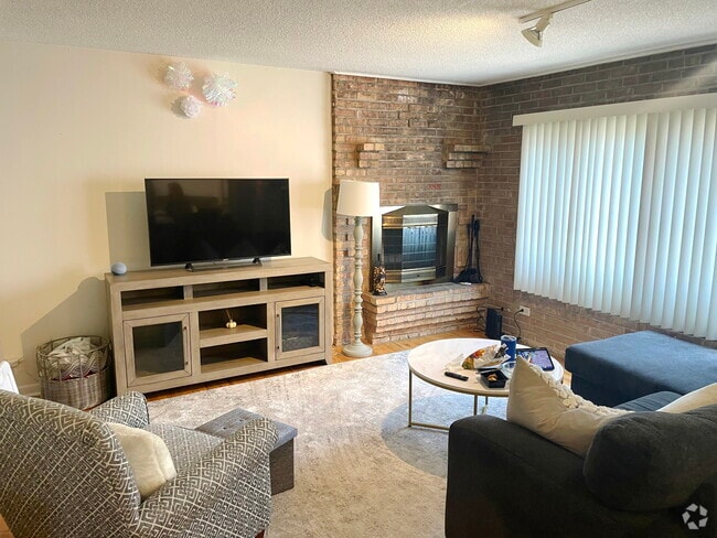Building Photo - 715 W Diversey Pky Unit 7 Rental