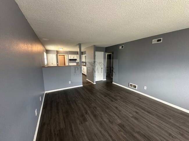 Photo - 305 N 3rd St