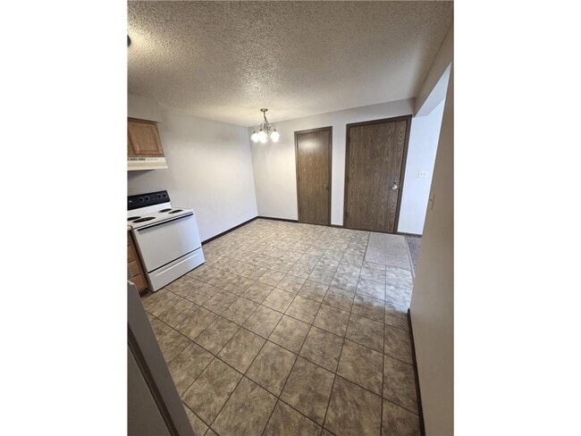 Photo - 1918 Greenwood St E