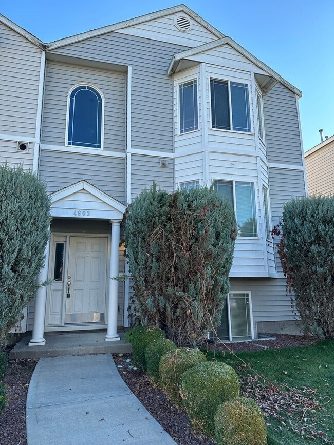 Building Photo - Spacious 2 bed/2.5 bath with bonus room townhome off Road 68