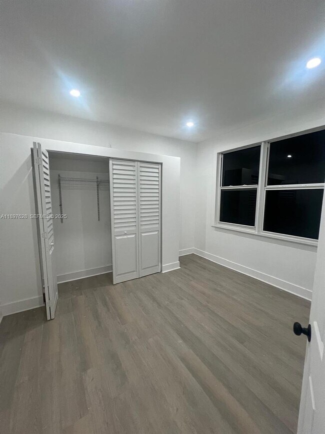 Building Photo - 2970 SW 13th St Unit 1