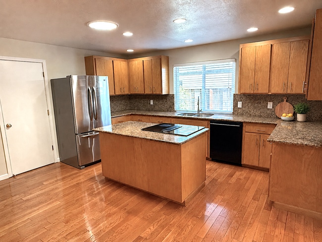 Photo - 786 Eden Ave