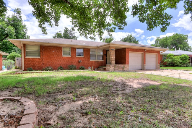 Photo - Spacious 3-Bedroom Home with a Fenced Yard...