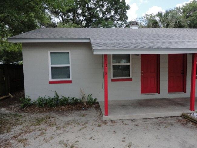 Building Photo - Nice recently Remodel 2 bedroom/1 bath duplex Rental