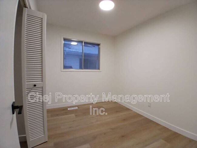 Photo - 15424-15499 99 Ave NW