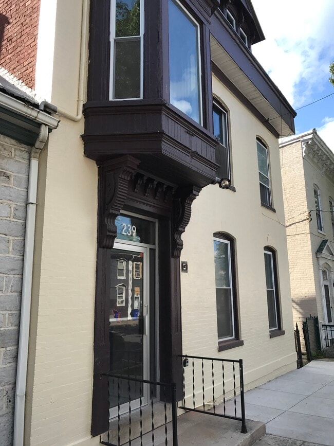 Building Photo - 239 S Potomac St Unit 2 Rental
