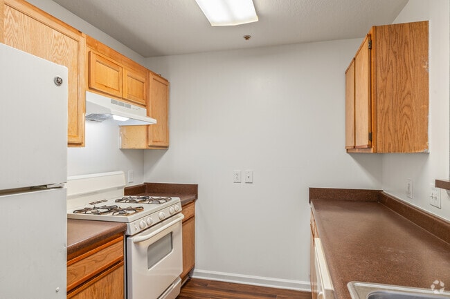 2BR, 2BA - 908SF - Kitchen