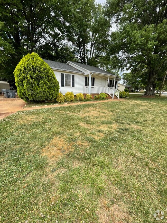 Building Photo - 3 Bedroom 2 bathroom Ranch style home near...