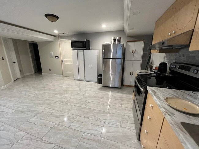2771 S Ivy Ln