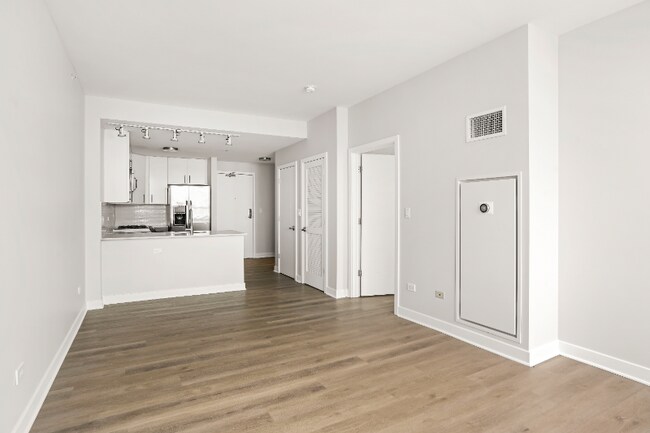 Photo - 717 W Adams St