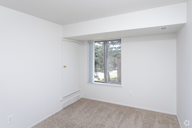 2BR, 1.5BA - 800 SF