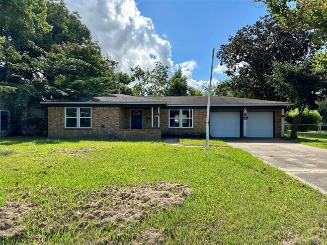 Building Photo - 6 E Southlawn Ave