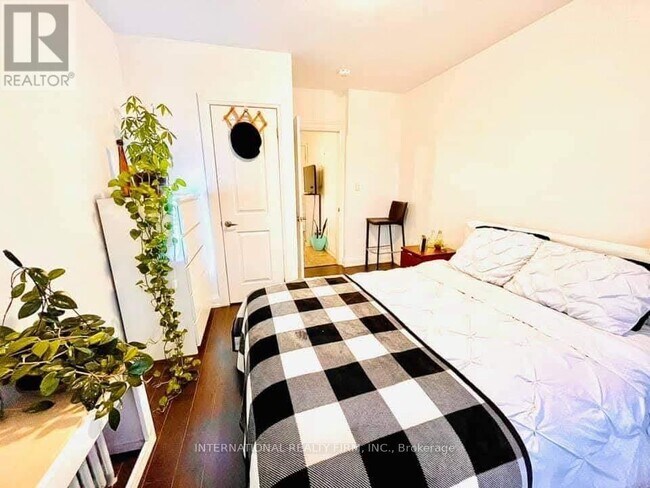 Photo - 1262 Bloor St W