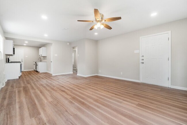 Photo - 407 Lovera Blvd