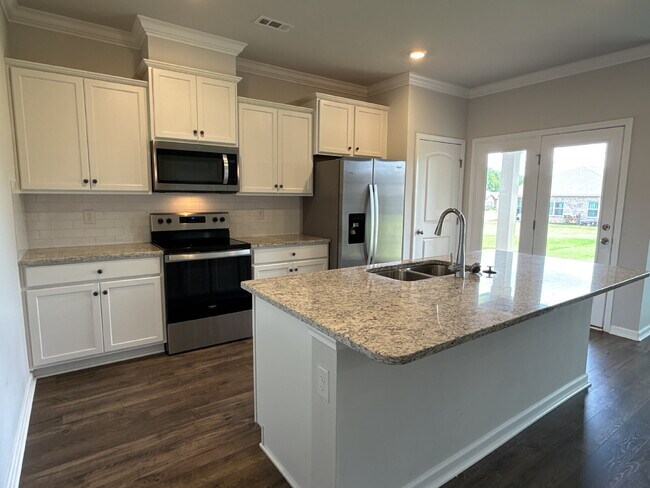 "Charming 3-Bedroom Retreat with Granite Elegance in Huntsville!"