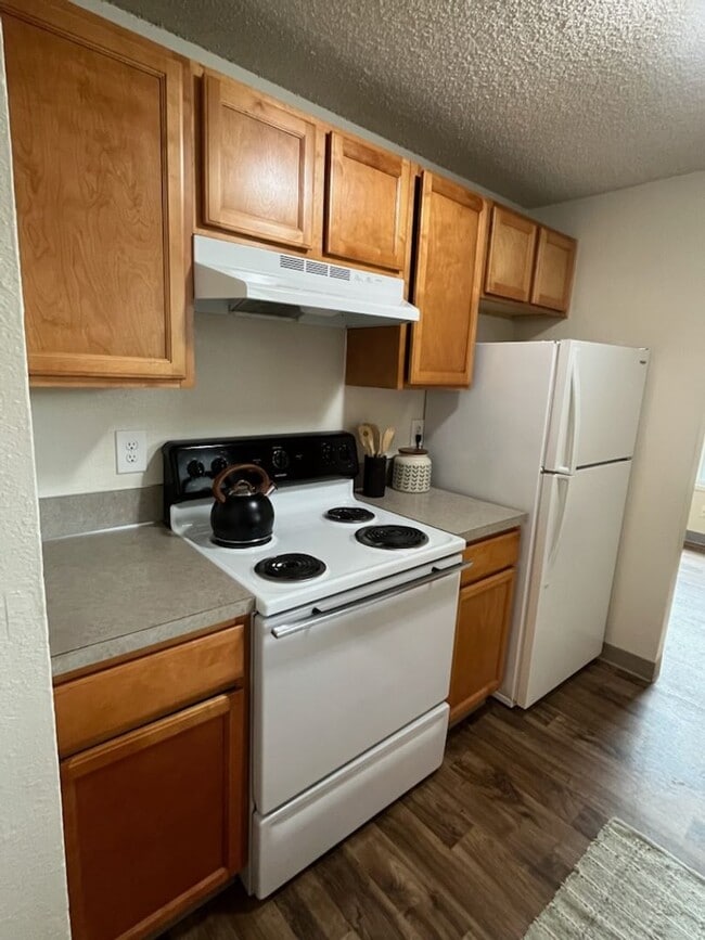 Building Photo - Welcome home to Sunset Villa in charming Canby! Offering 1 Month Free! Brand New Washer & Dryer! Unit 376