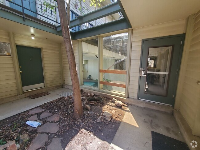 Building Photo - Large and Spacious One Bedroom Available i... Rental