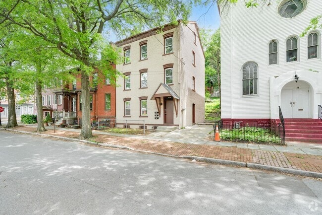 Building Photo - 37 S Bridge St Unit 3 Rental