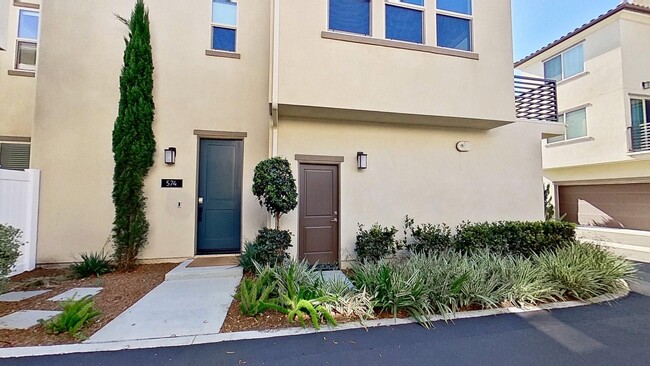 574 S Motif St