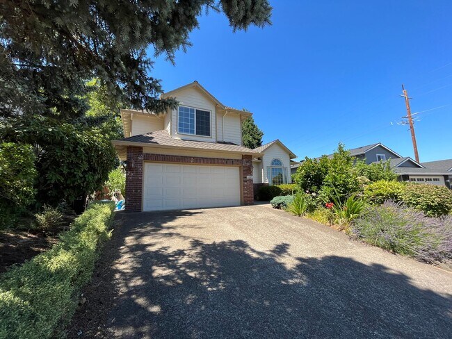 Photo - Beautiful 4Bd + 3Ba in Portland!! Offers Beautiful Outdoor Views and Great Gardening Backyards!!