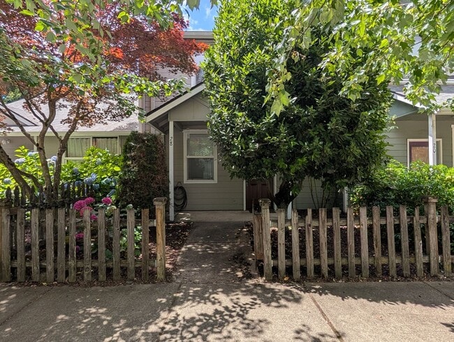 Building Photo - 3 Bedroom, 2 Bath Home Close To Skinner Butte!