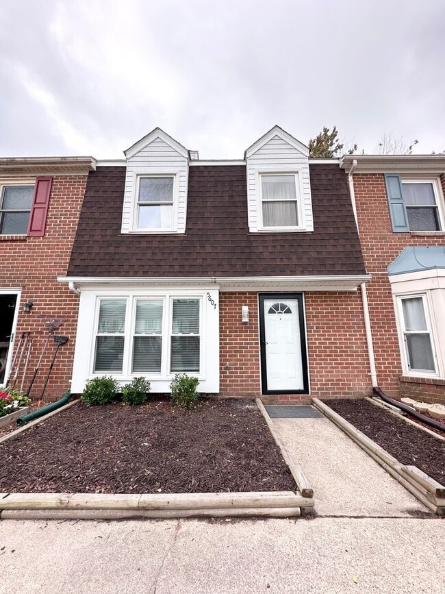 Building Photo - Updated 3BR / 1.5BA Townhome-Move in Ready!