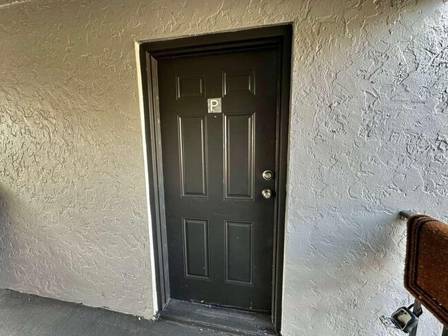 Building Photo - 1201 Lake Victoria Dr Unit P