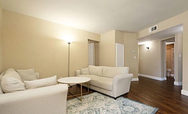 Photo - 10982 Roebling Ave Unidad 323