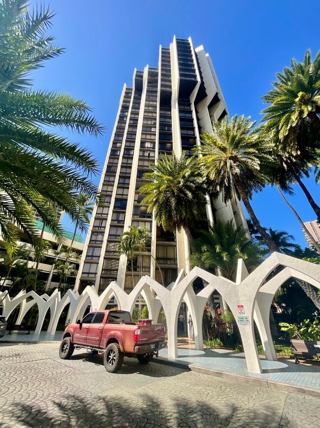 Building Photo - Charming & Convenient Studio, Great Building