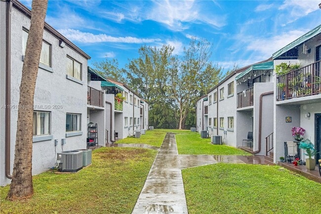 Building Photo - 7411 SW 152nd Ave Unit 6-206