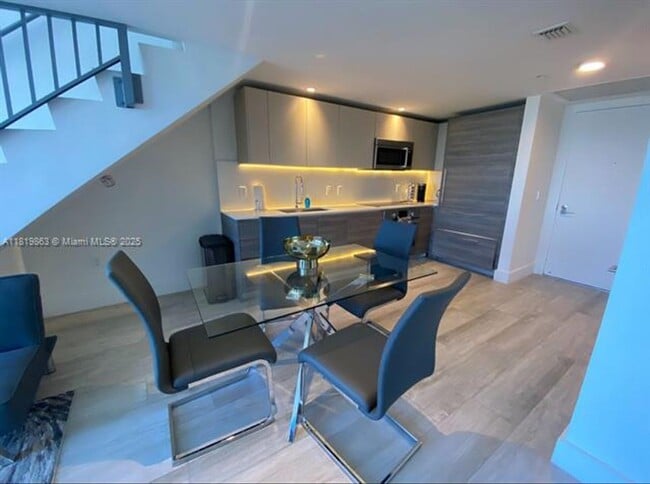 Photo - 121 NE 34th St Unidad 121 NE 34th St PH 3212