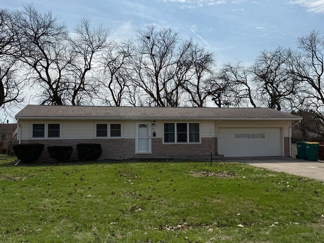 Building Photo - South Shores! 3 bedroom, 1 bath, 2 car garage!