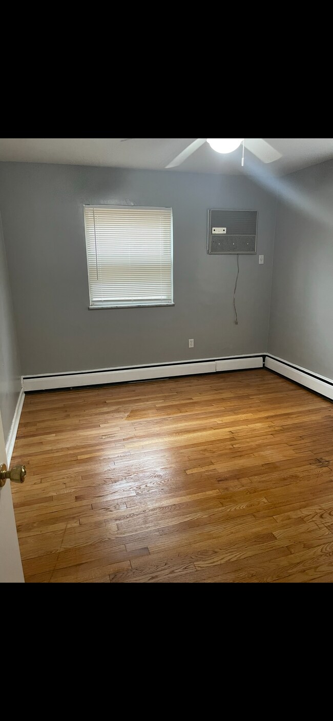 Bedroom - 100 Clinton Springs Ave Unit 4