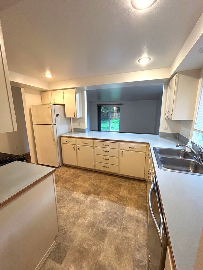 Photo - BECHTEL Unit B