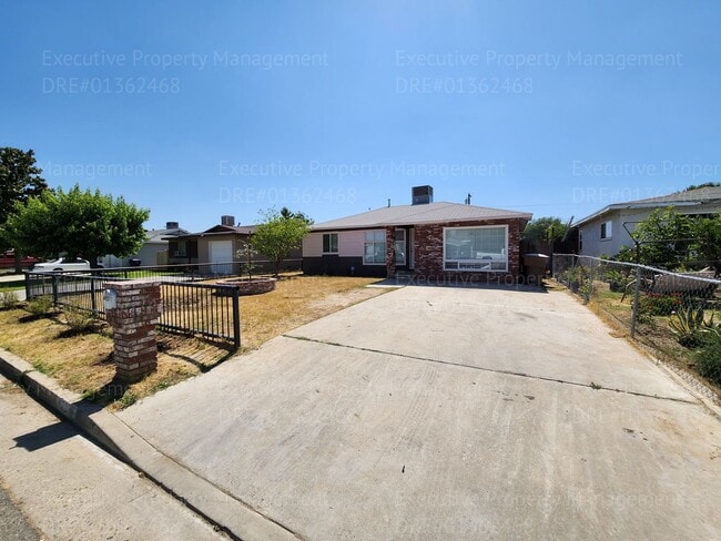 Building Photo - 3 bedroom 1 bathroom near Oswell St/ Virginia Ave