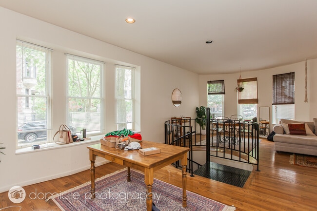 Building Photo - 1301 N Hoyne Ave Unit F1