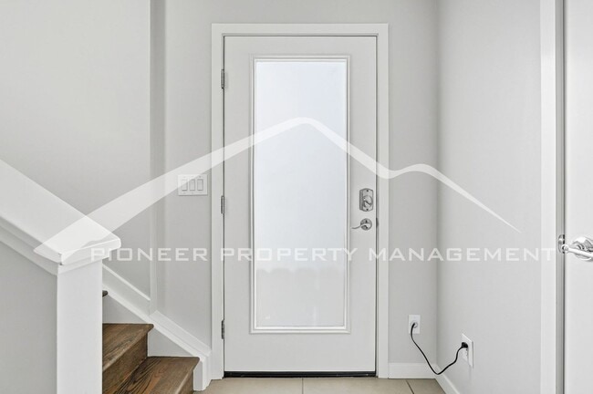 Photo - Gorgeous Townhome with Central AC and Rooftop Deck