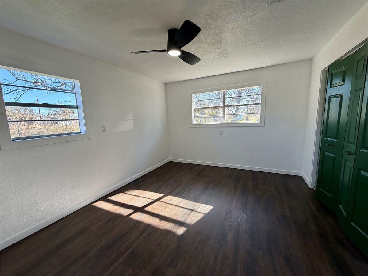 Photo - 100 Shady Oaks Ln