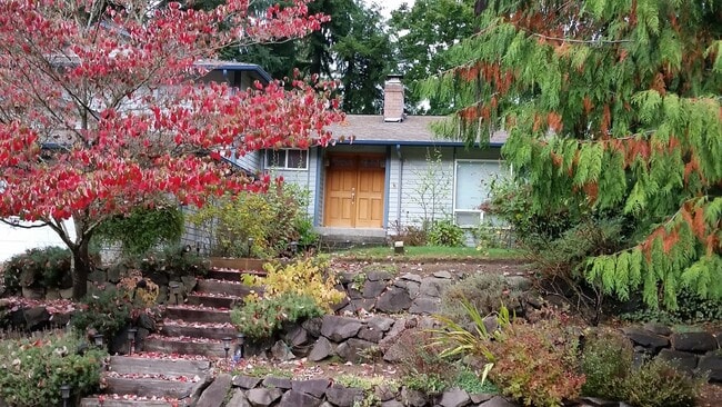 Building Photo - Cozy 4 beds with huge bonus room in Bellevue with private access to Phantom Lake