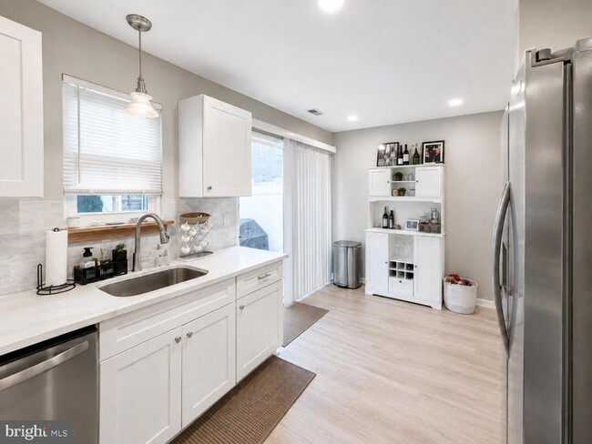 Photo - 937 Woodstock Ct