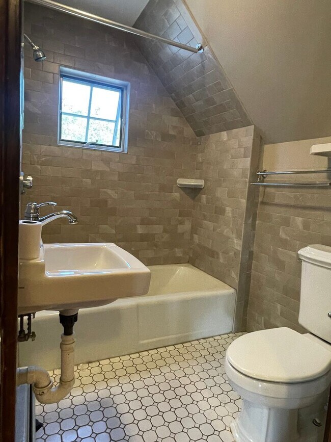 Photo - 118 Aiken Ave Unidad 2nd Floor  2