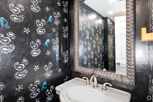 1BA, 1.5BA - 1,000SF - Secondary Bathroom