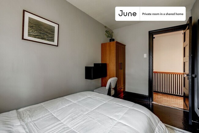 Room in Shared 7 bed/3.5 bath home in Woodley Park