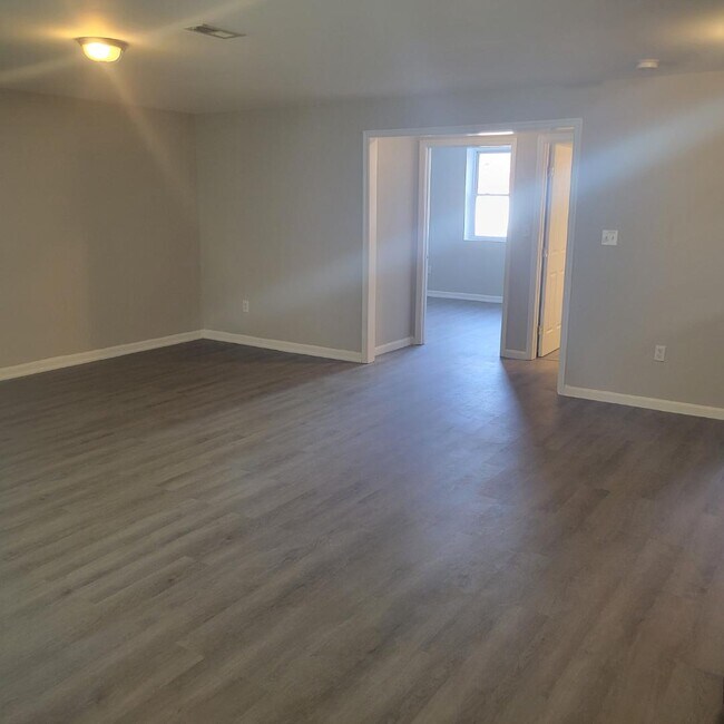 Photo - 137 N Market St