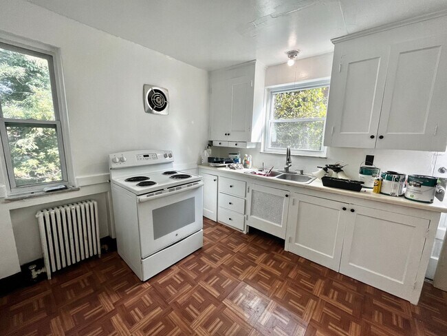 Photo - 2156 Sampson St