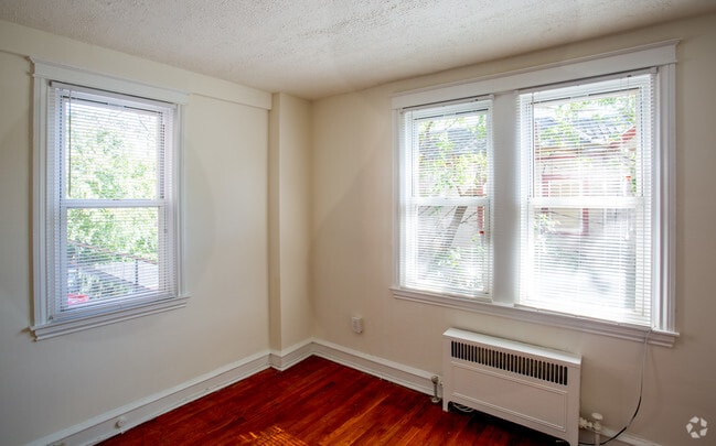 Bedroom B110 - Parkwood Manor Apartments
