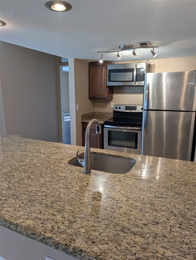 Building Photo - 2503 McCue Rd Unit 37