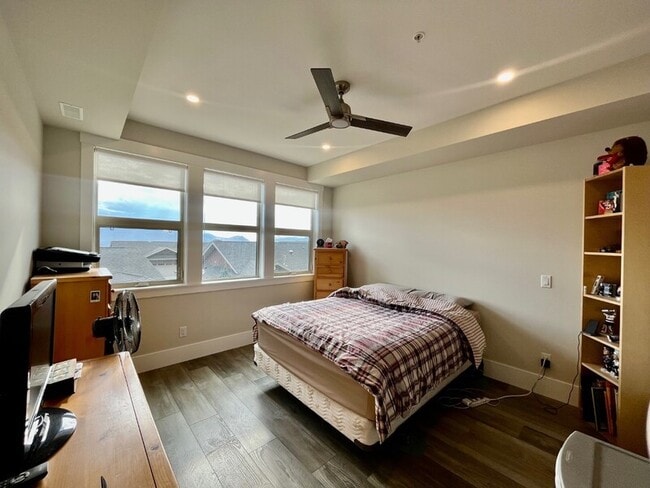 Photo - 4000-4000 Redstone Cres